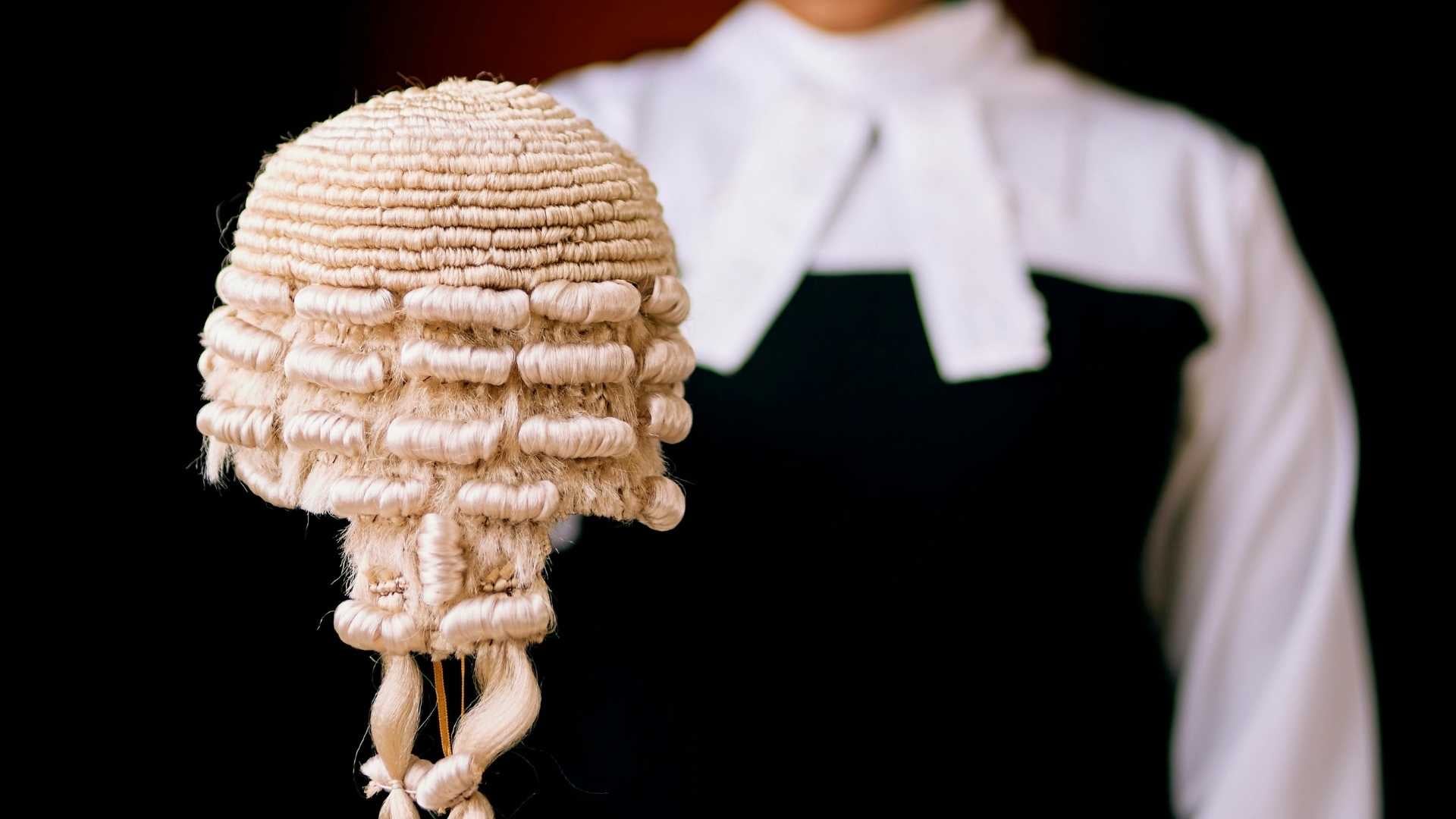 Perruque et robe d’avocat — Cabinet ASER BOULOCK & PARTNERS